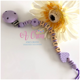 Pacifier clip with name 'lila'